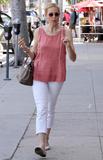 th_36545_celebrity_paradise.com_TheElder_KellyRutherford2010_03_29_OutAndAbout11_122_106lo.jpg