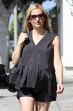 th_11378_Preppie_-_Sarah_Michelle_Gellar_at_the_Ivy_at_the_Shore_before_shopping_on_Montana_in_Santa_Monica_-_August_2_2009_217_122_134lo.jpg
