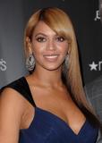 Серьги - Страница 4 Th_45473_Celebutopia-Beyonce_Knowles_at_Macy9s_in_Herald_Square_to_promote_her_new_fragrance_Heat_in_New_York_City-03_122_170lo