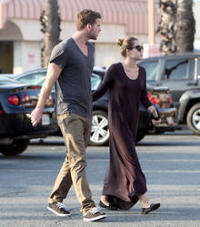 th_036256251_Miley_Cyrus_and_Liam_Hemsworth_grab_some_lunch_at_Iwata_Sushi_in_Sherman_Oaks_6_122_231lo.JPG