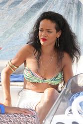 th_334595997_RihannashoppinginSt.Tropez23.7.2012_110_122_363lo.jpg