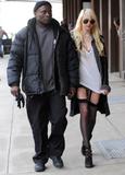 th_35545_Taylor_Momsen_heads_to_the_set_of_Gossip_Girl_in_New_York_City_-_December_14_2009_003_122_591lo.jpg