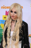 http://img252.imagevenue.com/loc402/th_08960_celebrity_paradise.com_TheElder_TaylorMomsen12_122_402lo.jpg