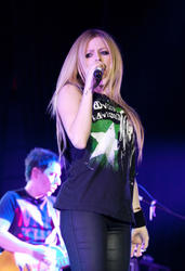 http://img252.imagevenue.com/loc427/th_430133491_52282_avril_lavigne_performing_live_in_moscow_2_121_122_427lo.jpg
